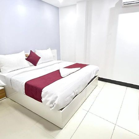 Modern Town Hotel New Delhi Buitenkant foto
