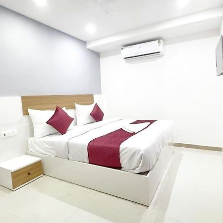 Modern Town Hotel New Delhi Buitenkant foto