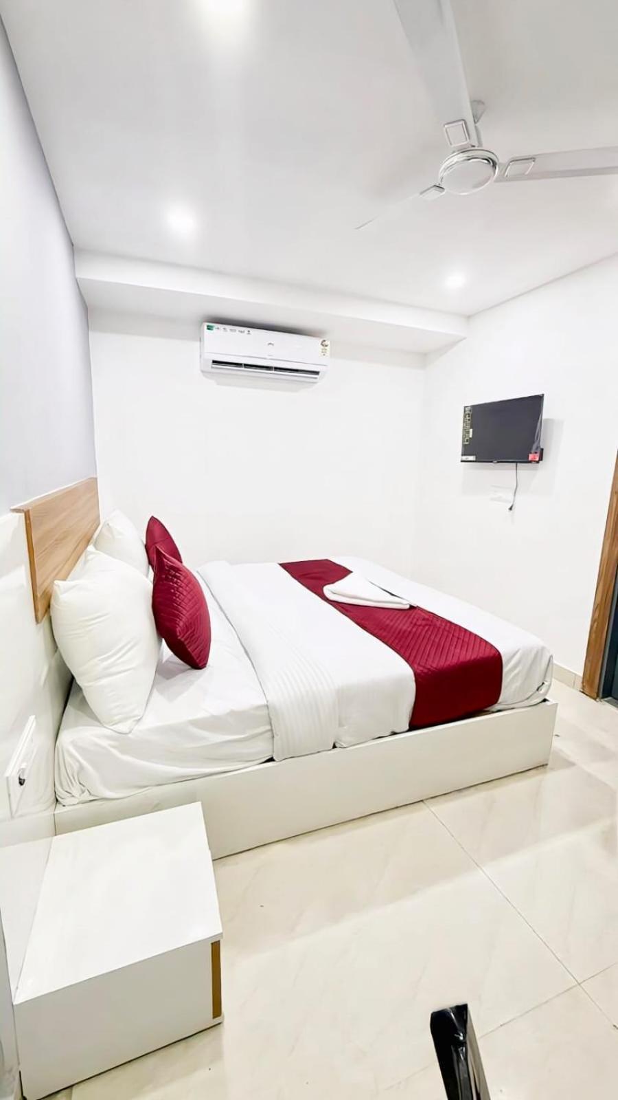 Modern Town Hotel New Delhi Buitenkant foto