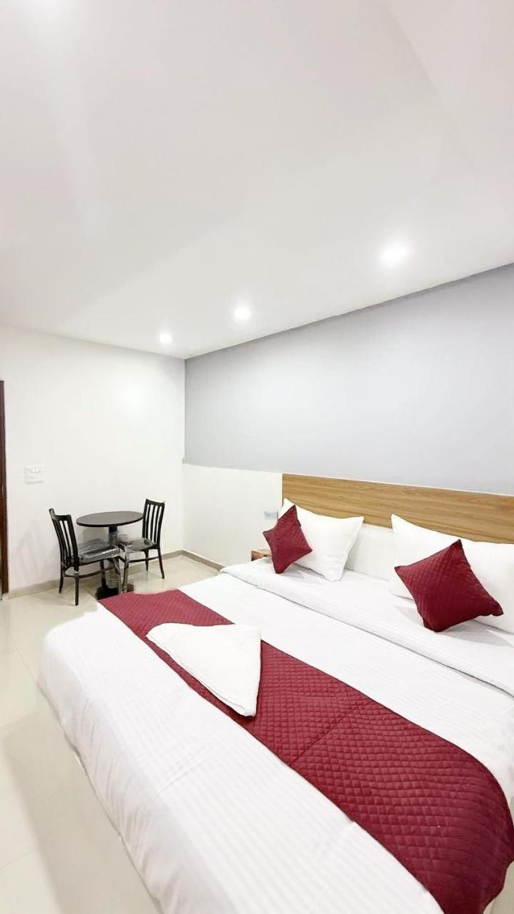 Modern Town Hotel New Delhi Buitenkant foto