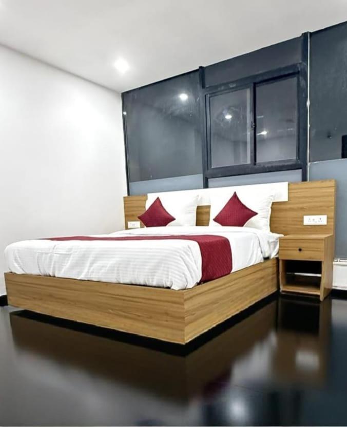 Modern Town Hotel New Delhi Buitenkant foto