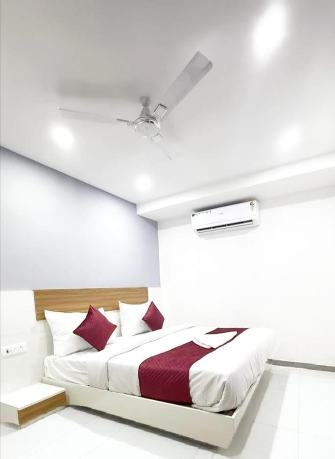 Modern Town Hotel New Delhi Buitenkant foto