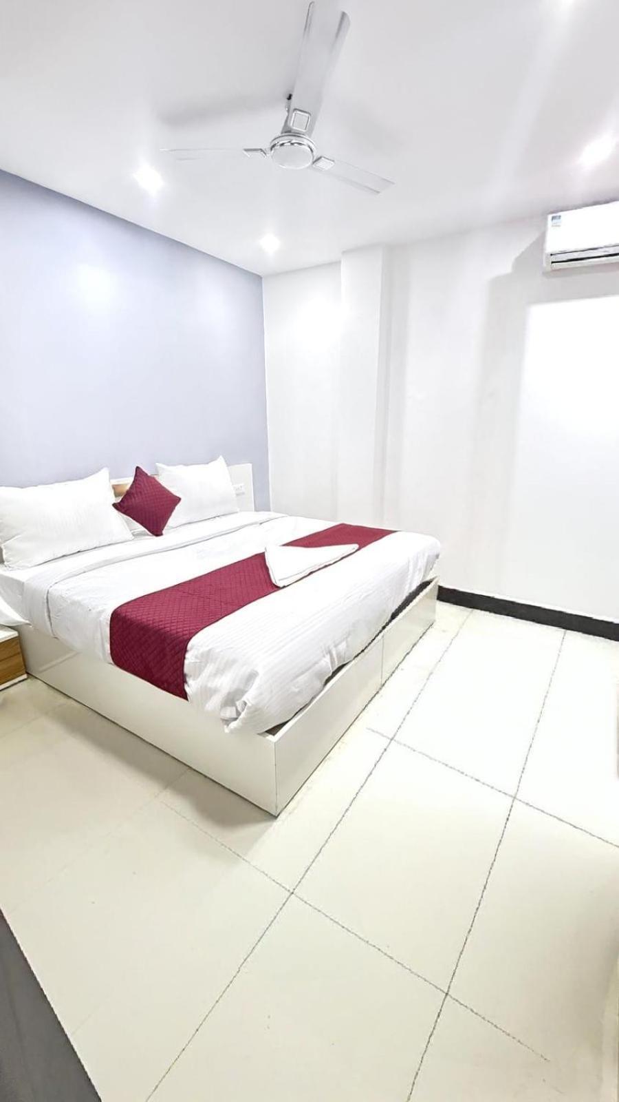 Modern Town Hotel New Delhi Buitenkant foto