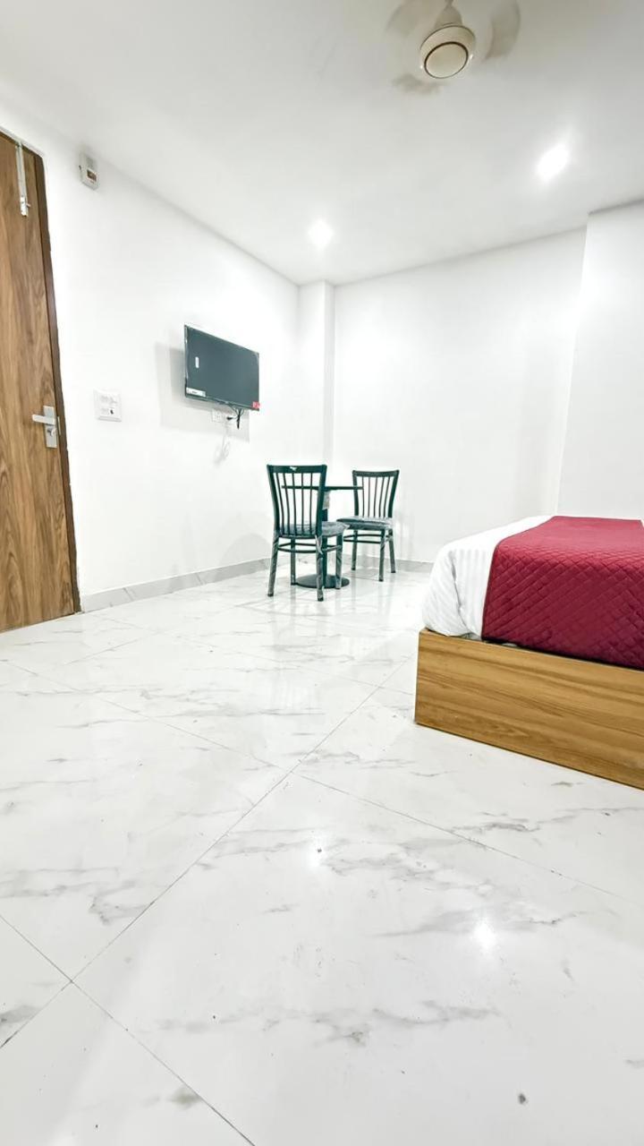 Modern Town Hotel New Delhi Buitenkant foto