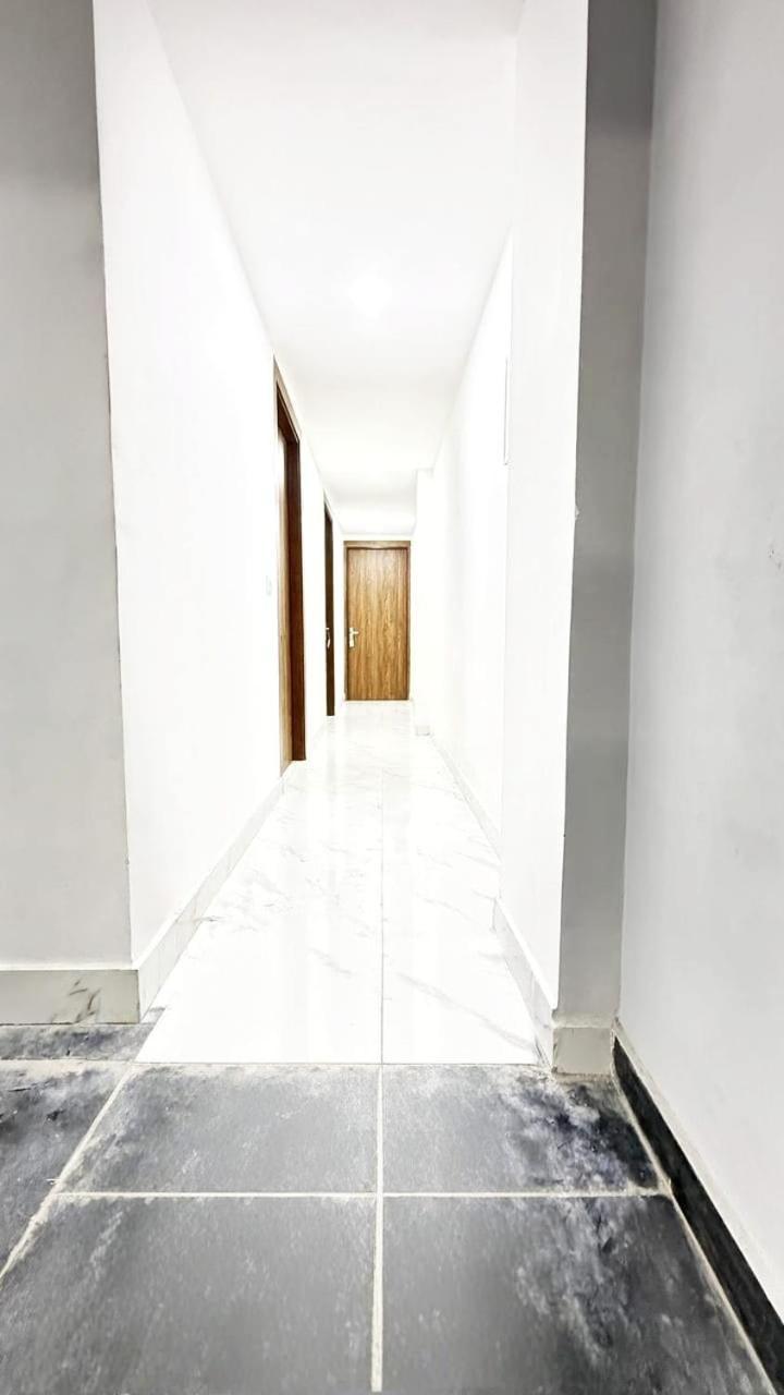 Modern Town Hotel New Delhi Buitenkant foto