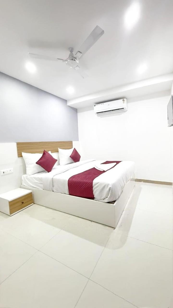 Modern Town Hotel New Delhi Buitenkant foto